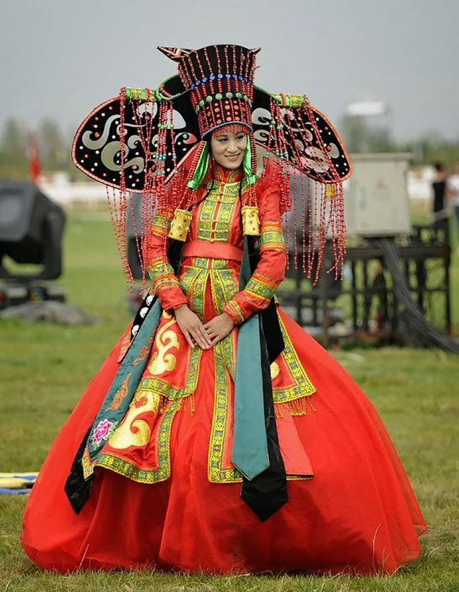 mongolsko svadobné šaty