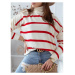 Dámsky pásikavý oversize sveter s rolákom v červeno-bielej farbe