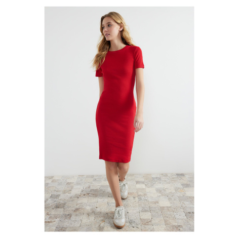 Trendyol červené rebrované elastické pletené midi puzdrové šaty s okrúhlym výstrihom
