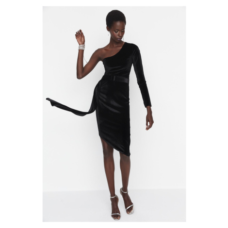 Trendyol Čierne zamatové večerné šaty s opaskom detailné