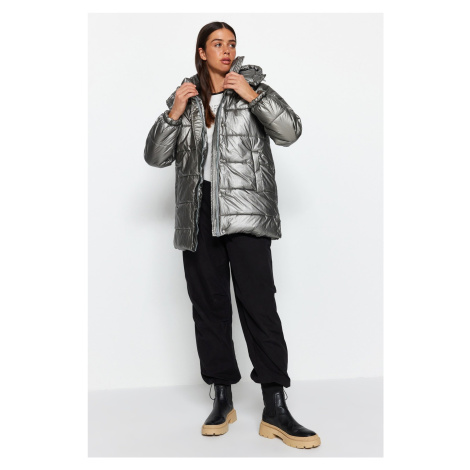 Trendyol Silver oversized lesklý vodoodpudivý nafukovací kabát s kapucňou