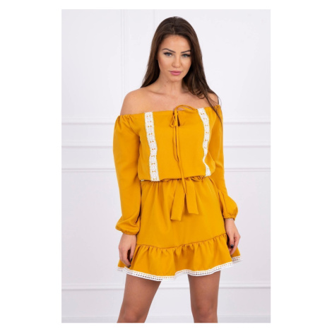 Dress over the shoulder and lace mustard