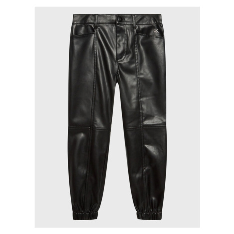 Calvin Klein Jeans Nohavice z imitácie kože IG0IG01694 Čierna Regular Fit