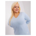 Světle modrá halenka plus size s výstřihem JEDNA