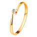 Briliantový prsteň zo žltého 14K zlata - diamant v kotlíku medzi zúženými ramenami - Veľkosť: 61