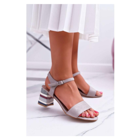 Semišové dámske sandále sivej farby na vzorovanom opätku