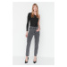 Trendyol Black Trok detailné džínsy Mom s vysokým pásom