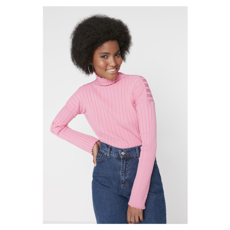 Trendyol ružový polstrovaný pletený sveter so stojacim golierom