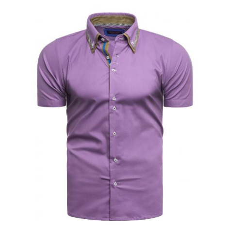 Klasická pánska košeľa fialovej farby s krátkym rukávom v akcii
