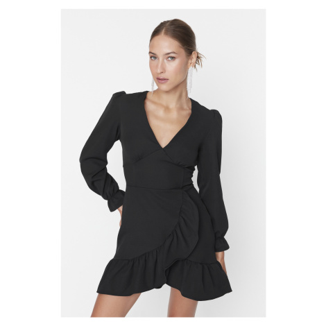 Čierne večerné šaty s rukávmi od Trendyol