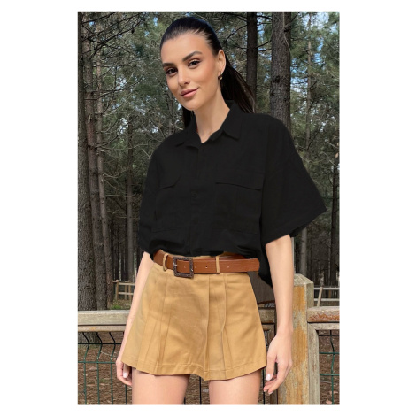 Trend Alaçatı Stili Dámska čierna ľanová košeľa s dvoma vreckami a krátkymi rukávmi