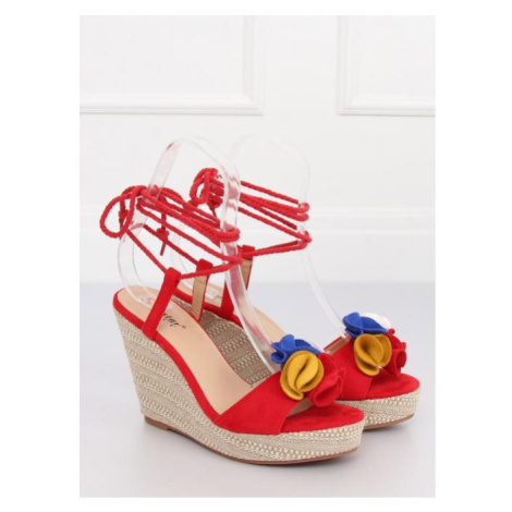 Dámske semišové sandále na platforme s farebnou ozdobou v červenej farbe