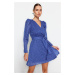 Trendyol Navy Blue Belted Rose detailne podšité tkané bodkované vzorované tkané šaty