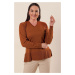 Autor: Saygı Akrylový sveter s výstrihom do V so vzorovanými rukávmi a rozparkami po stranách, a