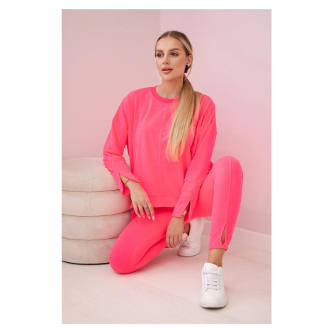 Complete with an oversized blouse in pink neon color