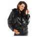 Dámska vinylová krátka bunda s kapucňou v čiernej farbe