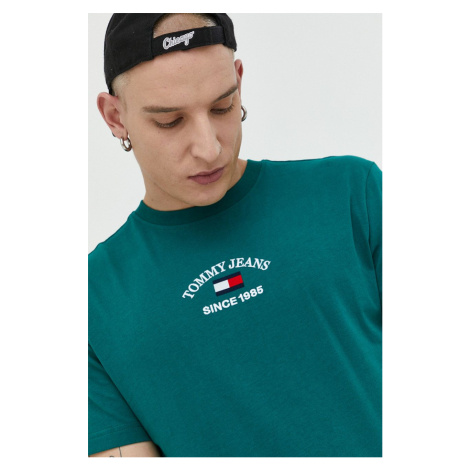 Bavlnené tričko Tommy Jeans zelená farba, s nášivkou Tommy Hilfiger