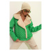 Trend Alaçatı Stili Dámsky zelený dvojradový prešívaný kabát s puzdrom a kožušinovým golierom a 