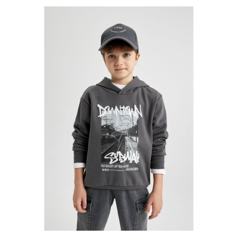 DEFACTO Boy&#39;s Hooded Printed Thick Sweatshirt