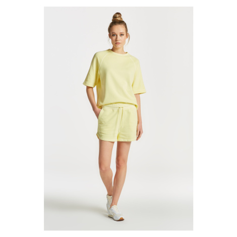 TEPLÁKOVÉ ŠORTKY GANT RELAXED SUNFADED SHORTS LEMONADE YELLOW