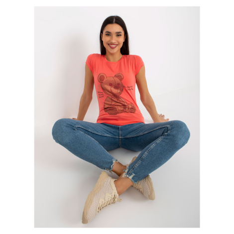 Coral fitted T-shirt with teddy bear appliqué