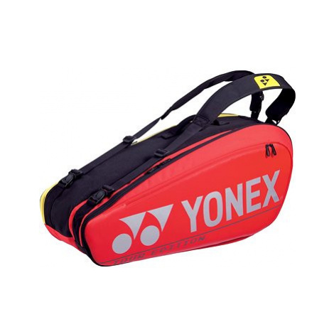 červené vybavenie pre badminton