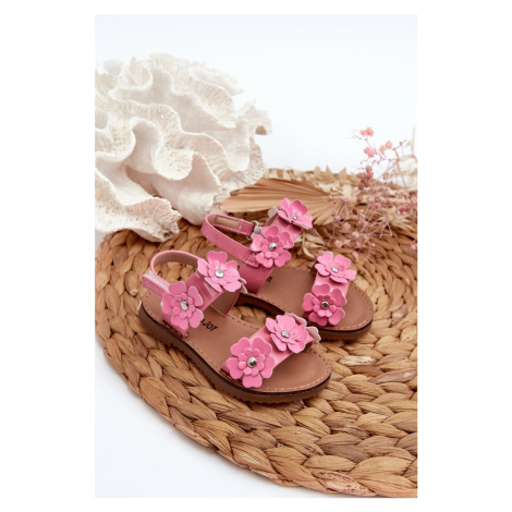 Patent leather children's sandals decorated with flowers, pink tinette