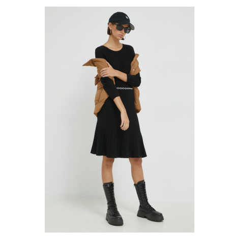 Šaty Vila čierna farba, mini, áčkový strih