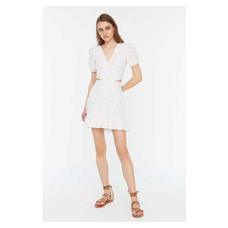 Trendyol biele vyšívané vzorované tkané šaty