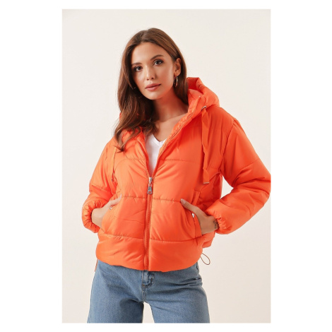 Autor: Saygı elastický pás, nafukovací kabát oranžový s kapucňou a podšívkou.