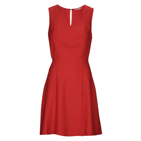 Naf Naf  EMELYNE R1  Krátke šaty Červená