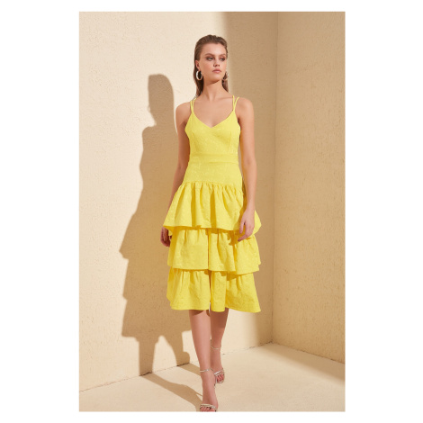 Žlté textúrované šaty s detailom na chrbte od Trendyol