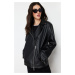 Čierny oversized kabát z umelej kože značky Trendyol