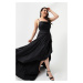 Lafaba Dámske čierne saténové večerné šaty plus veľkosti s volánikmi a rozparkovými plesovými ša