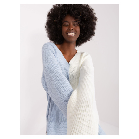 Nadmorský výstrihový sveter pre ženy v farbe ecru a modrej