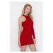 Trendyol červený vystrihnutý detailný úpletový šaty
