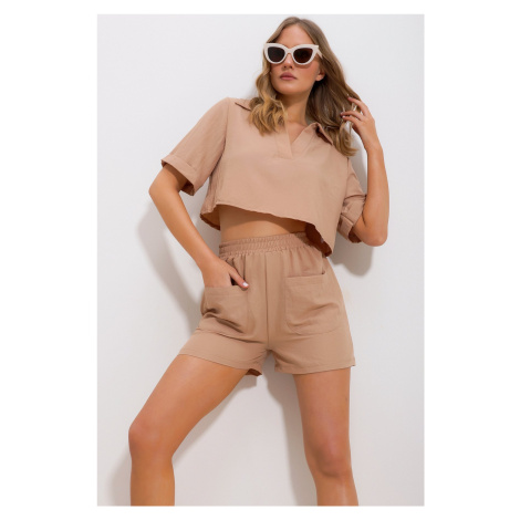 Trend Alaçatı Stili Women's Beige Polo Neck Crop Blouse And Shorts Woven Bottom Top Set