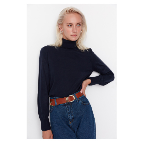 Námornícky modrý rolákový pletený sveter od značky Trendyol