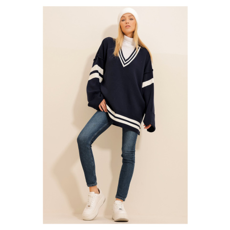 Trend Alaçatı Stili Women's Navy Blue V-Neck Stripe Blocked Side Slits Oversize Sweater