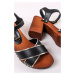Čierne kožené sandále na hrubom podpätku 2-28359