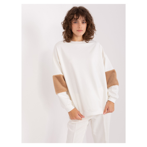 Ecru sweatshirt with fur inserts on the sleeves