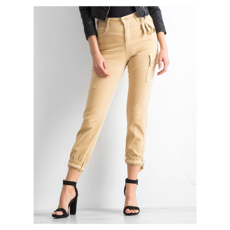 Beige trousers with pockets