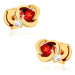 Zlaté náušnice 375 - kvet s hladkými lupeňmi a okrúhlym červeným granátom