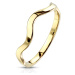 Prsteň z ocele v zlatej farbe - úzke ramená, motív vlnky, 2 mm - Veľkosť: 59 mm