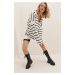 Trend Alaçatı Stili dámsky biely polo výstrih pruhovaný dlhý oversized hrubý úpletový sveter