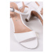 Biele sandále na hrubom podpätku 1-28008-20