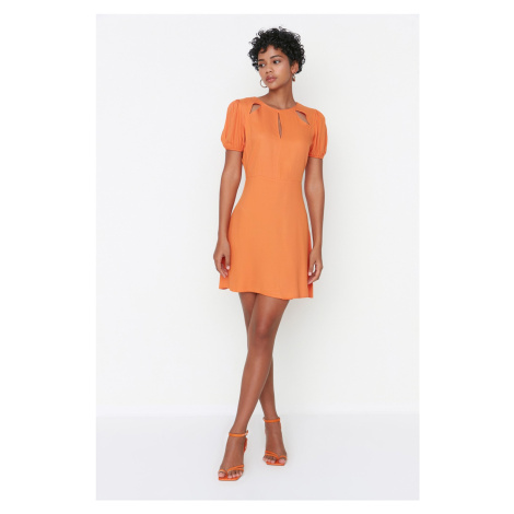 Oranžové šaty s detailom goliera od Trendyol
