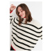 Trendyol Wide Fit pruhovaný pletený sveter vo farbe Ecru