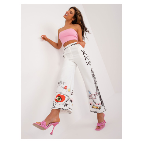 Ecru pants with print