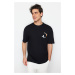 Čierne voľné tričko s krátkym rukávom a okrúhlym výstrihom značky Trendyol